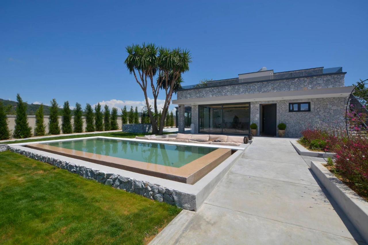 Línia Villa Flamingo - 4 Bedrooms - Private Pool - Next To Renowned Issos Beach & Lake Korission מראה חיצוני תמונה